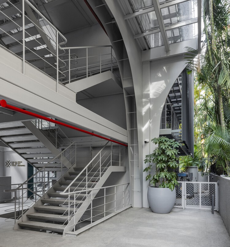 ICP Brunton Central / Mathew and Ghosh Architects - Фотография интерьера, лестница, фасад, окна, перила