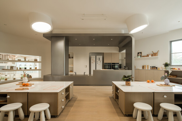 Облачный детский сад Luxelakes / TEKTONN ARCHITECTS - Фотография интерьера, Кухня, Стол, Стул, Столешница, Окна