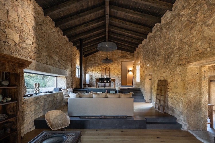 Bode Country House / PLATAFORMArq - Фотография интерьера, балка, ванная комната