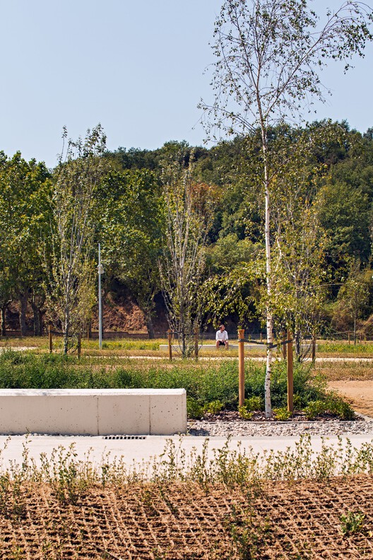 Parque Montornés Norte: Regeneración Urbana / Hiha Studio - Фотография экстерьера, сад