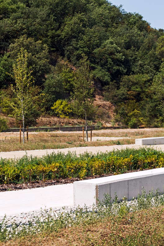 Parque Montornés Norte: Regeneración Urbana / Hiha Studio - Фотография экстерьера, сад