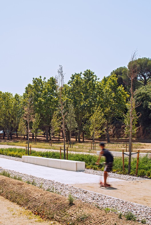 Parque Montornés Norte: Regeneración Urbana / Hiha Studio - Фотография экстерьера, сад
