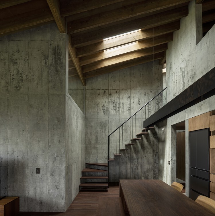 Дом в Тогучи / Sakai Architects - Фотография интерьера, лестница, балка, перила