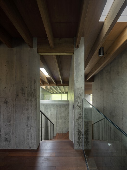 Дом в Тогучи / Sakai Architects - Фотография интерьера, лестница, балка, перила