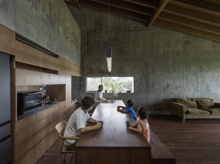 Дом в Тогучи / Sakai Architects - Фотография интерьера, кухня, балка