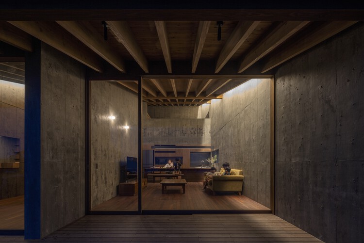 Дом в Тогучи / Sakai Architects - Фотография интерьера, скамейка, балка