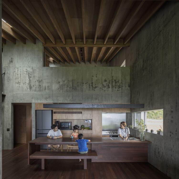 Дом в Тогучи / Sakai Architects - Фотография интерьера, скамейка, балка