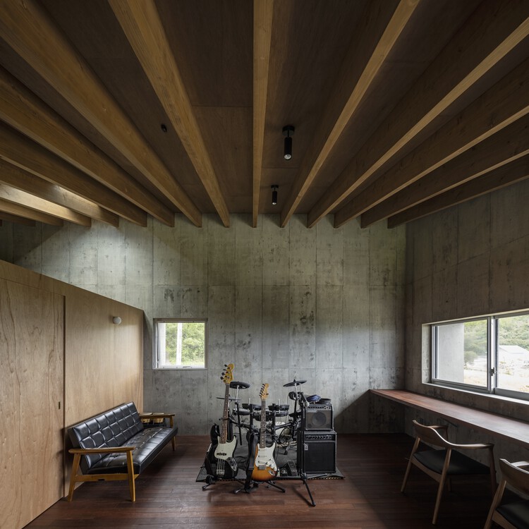 Дом в Тогучи / Sakai Architects - Фотография интерьера, окна, балка