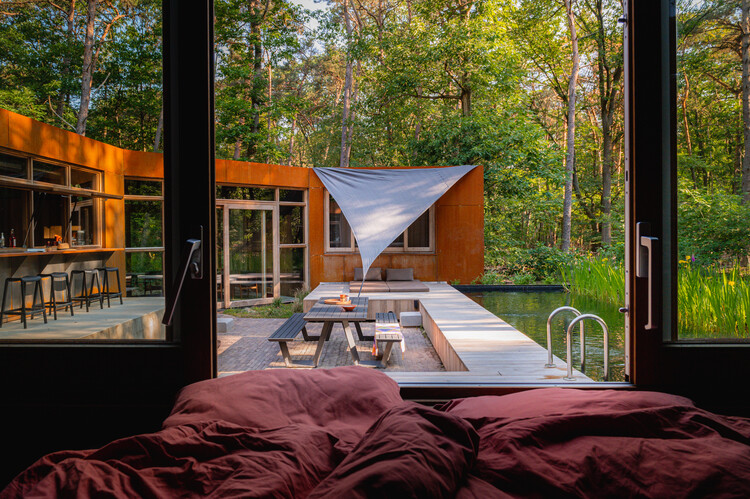 C House / GetAway Projects — Экстерьерная фотография, стол, стул, спальня