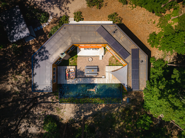 C House / GetAway Projects - Экстерьерная фотография, окна, фасад