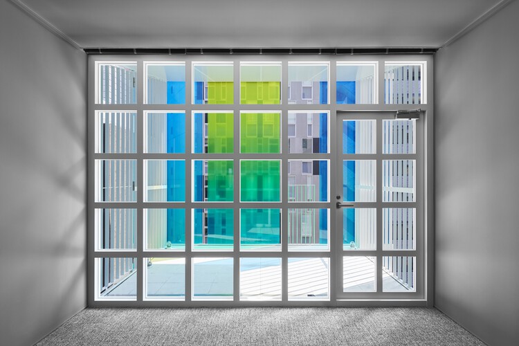 Офисное здание «Вертикальная радуга» / SAKO Architects - Фотография интерьера, окна, стекло