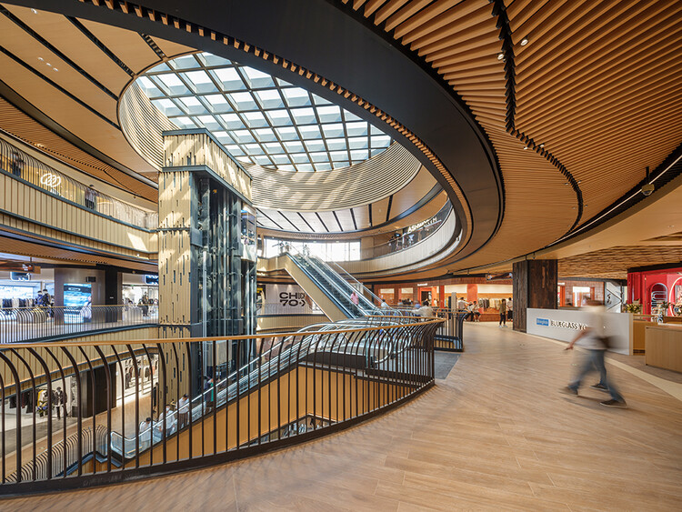 Торговый оздоровительный центр Taikoo Li Qiantan / 5+design - Фотография интерьера, перила