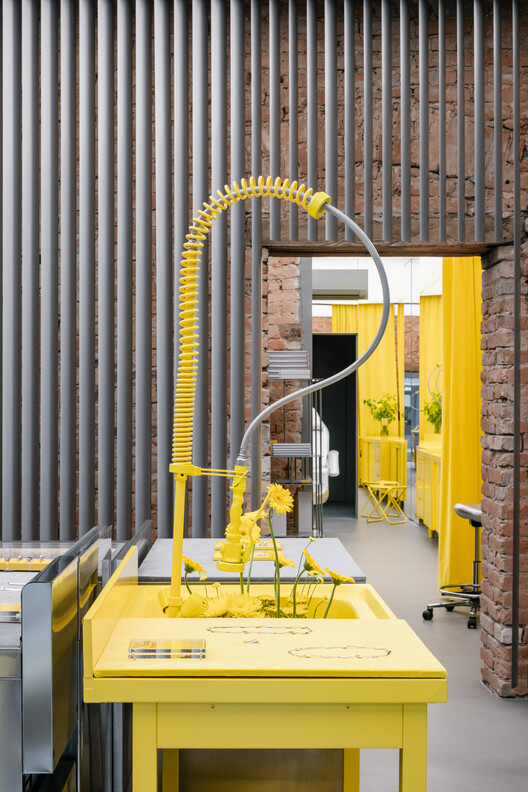 Avgvst Jewelry Berlin / Crosby Studios - Фотография интерьера, стол