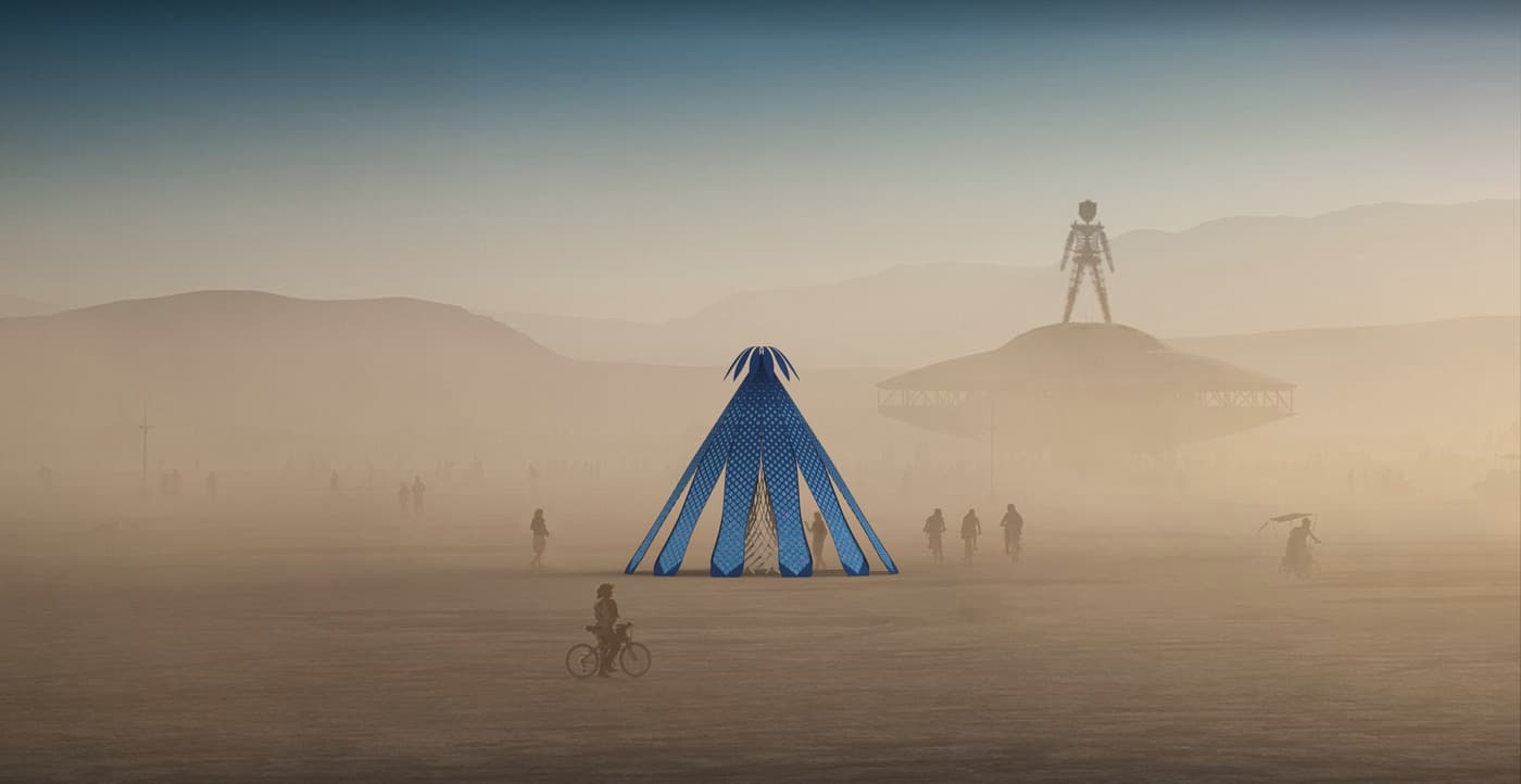 Живой вязаный павильон и храм сердца: 10 инсталляций и павильонов на Burning Man 2023