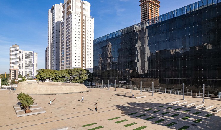 Трудовой комплекс 18-го региона / Ателье Daniel Corsi + Dani Hirano + Nishimura Estudio de Arquitetura - Экстерьерная фотография, фасад, городской пейзаж