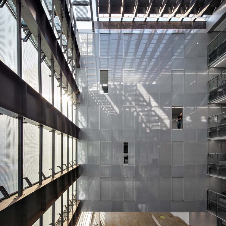 Трудовой комплекс 18-го региона / Ателье Daniel Corsi + Dani Hirano + Nishimura Estudio de Arquitetura - Фотография интерьера, Фасад, Сталь, Перила, Окна, Балка