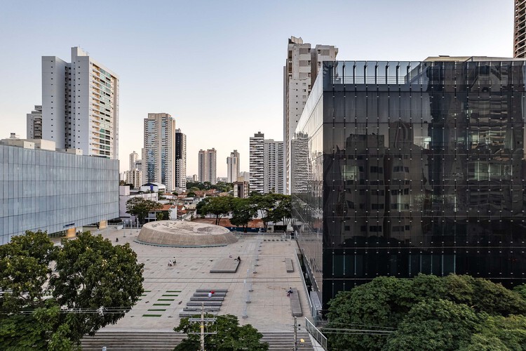 Трудовой комплекс 18-го региона / Ателье Daniel Corsi + Dani Hirano + Nishimura Estudio de Arquitetura - Экстерьерная фотография, окна, городской пейзаж, фасад