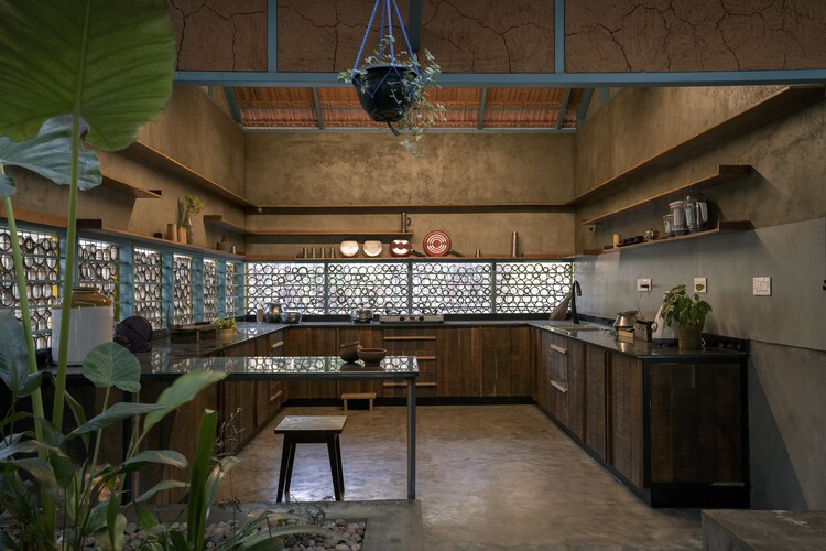 Skin and Bone Residence / A Line Studio - Фотография интерьера, кухня, стул