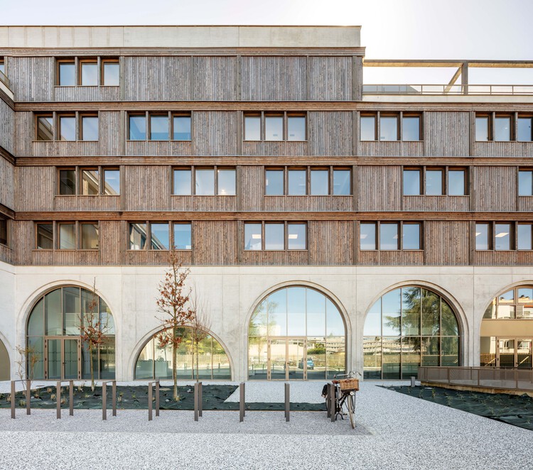 Центр Лаэррер / CoBe Architecture & Paysage - Фотография экстерьера, окна, фасад, аркада