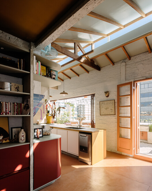 Пентхаус Barão de Tatuí / Pianca Arquitetura + Sabiá Arquitetos - Фотография интерьера, кухня, стеллажи, окна, балка, стул