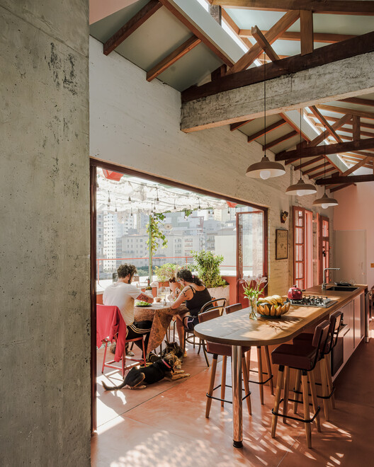 Пентхаус Barão de Tatuí / Pianca Arquitetura + Sabiá Arquitetos - Фотография интерьера, Столовая, Стол, Стул, Балка