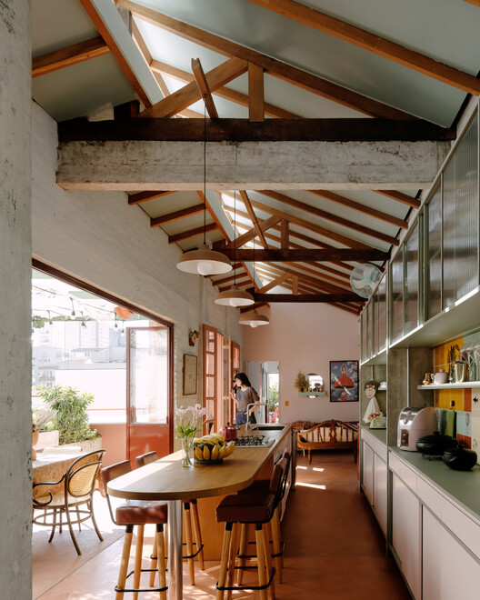 Пентхаус Barão de Tatuí / Pianca Arquitetura + Sabiá Arquitetos - Фотография интерьера, стол, окна, стул, балка, столешница