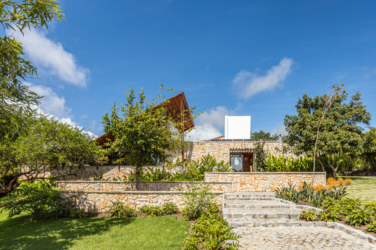 Discreet House / Jirau Arquitetura - Экстерьерная фотография, сад