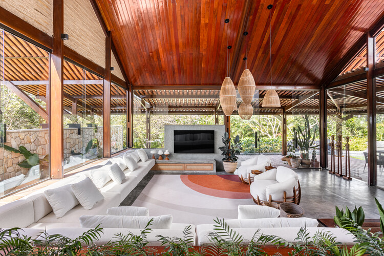 Discreet House / Jirau Arquitetura - Фотография интерьера, гостиная, освещение, балка