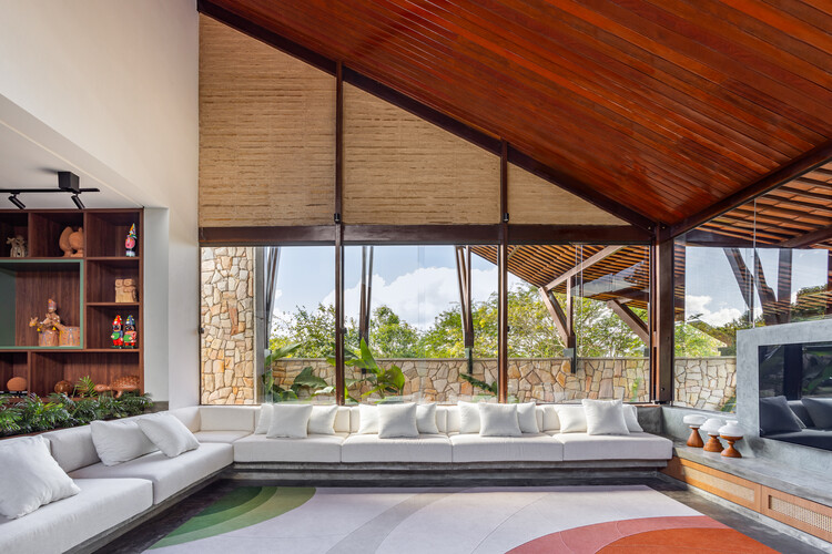 Discreet House / Jirau Arquitetura - Фотография интерьера, гостиная, окна, стеллажи, балка