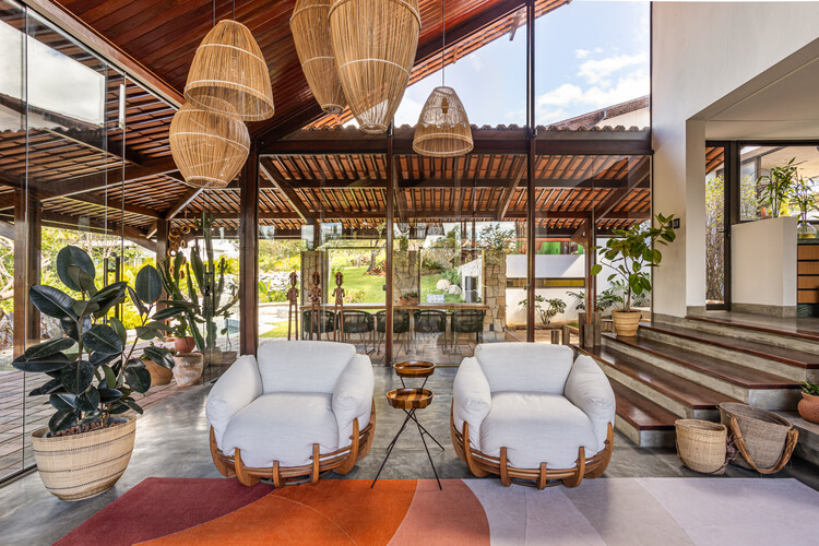 Discreet House / Jirau Arquitetura - Фотография интерьера, гостиная, окна, стул