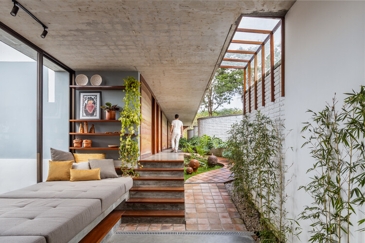 Discreet House / Jirau Arquitetura - Фотография интерьера, гостиная, балка