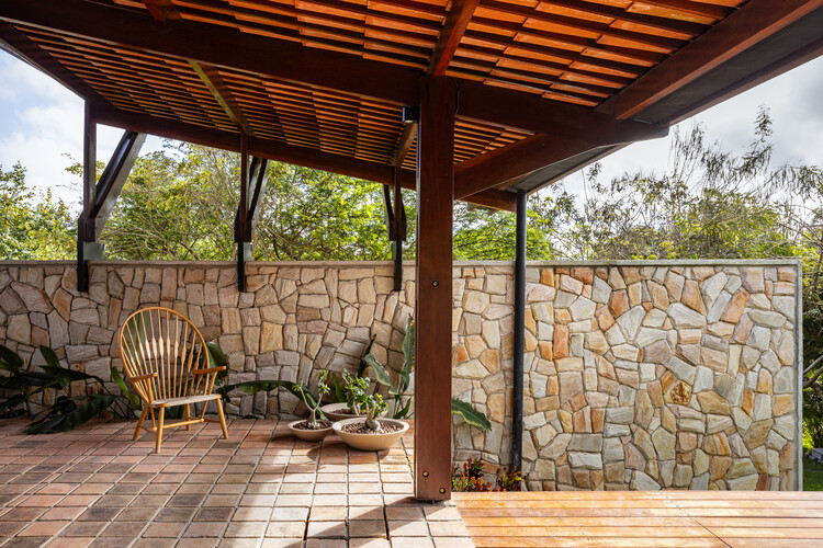 Discreet House / Jirau Arquitetura - Фотография интерьера, Кирпич, Балка, Стул, Терраса, Патио