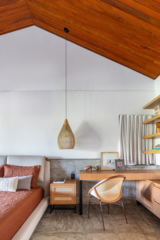 Discreet House / Jirau Arquitetura - Фотография интерьера, гостиная, стол, диван, стеллаж, балка, стул