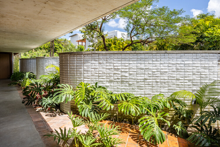 Discreet House / Jirau Arquitetura - Экстерьерная фотография, фасад, сад