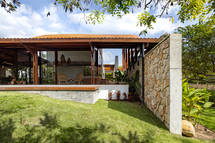 Discreet House / Jirau Arquitetura - Экстерьерная фотография, фасад, сад