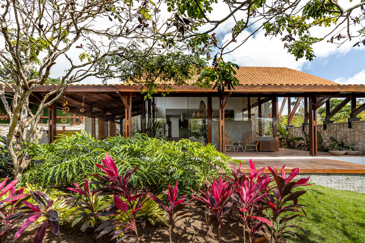 Discreet House / Jirau Arquitetura - Фотография экстерьера, сад, окна
