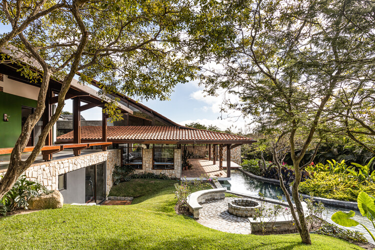 Discreet House / Jirau Arquitetura - Экстерьерная фотография, сад