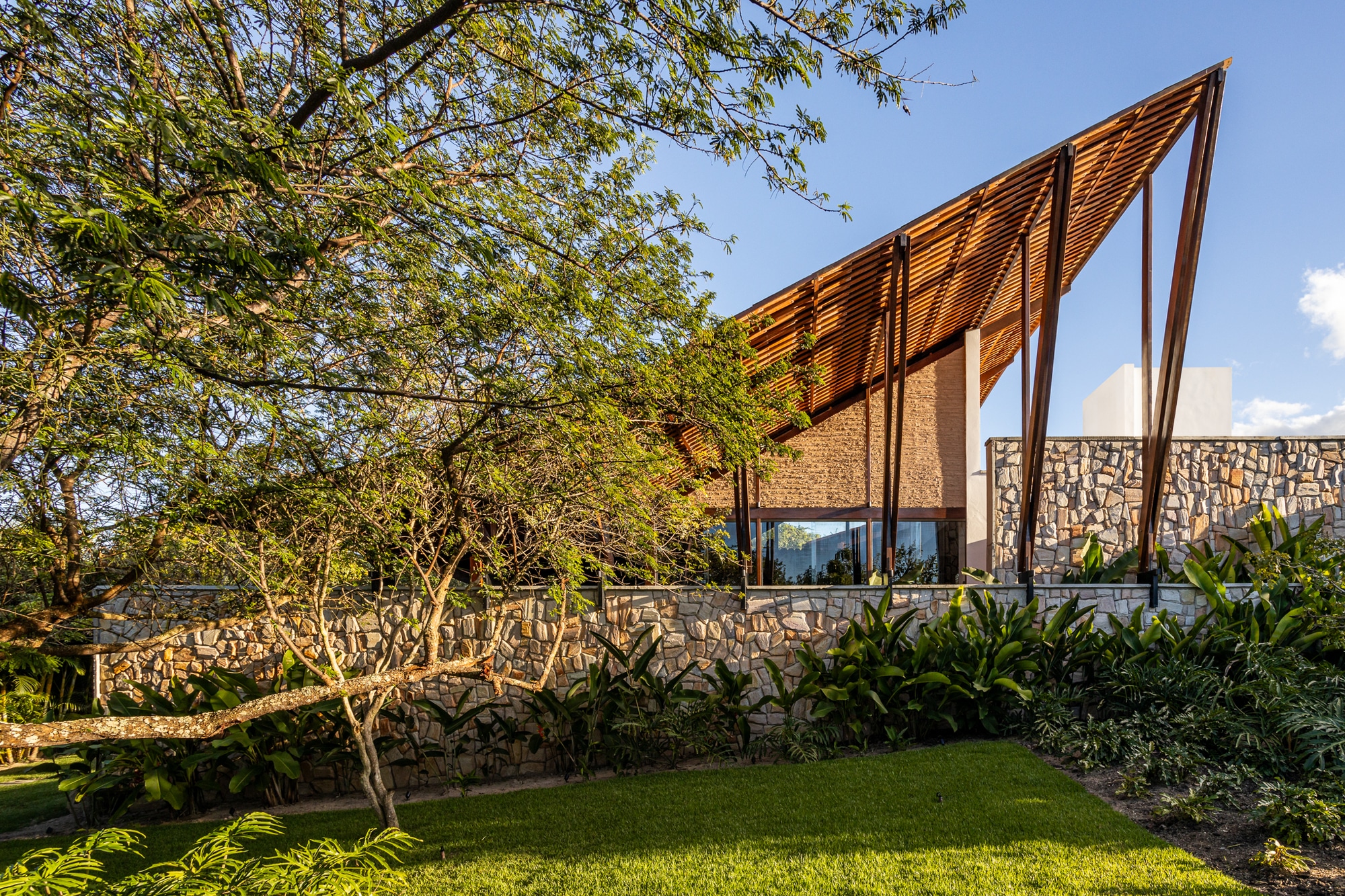 Discreet House / Jirau Arquitetura