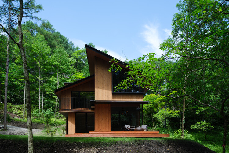 Клубная вилла Кюкаруизава / Naruse Inokuma Architects — фотография экстерьера, лес
