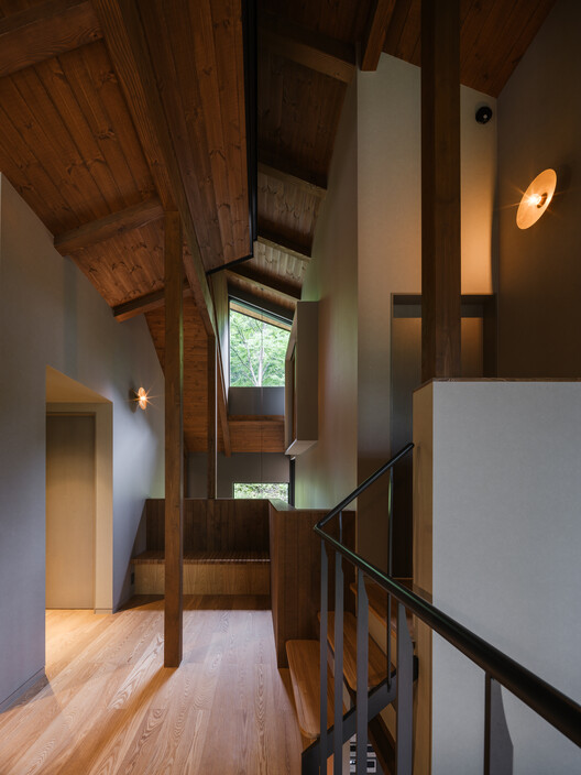 Клубная вилла Кюкаруизава / Naruse Inokuma Architects — фотография интерьера, окна, балка, перила
