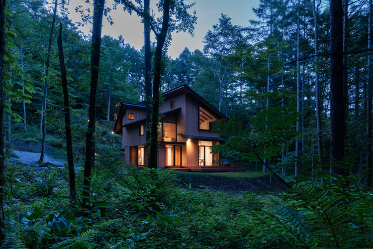 Клубная вилла Кюкаруизава / Naruse Inokuma Architects — фотография экстерьера, окна, лес