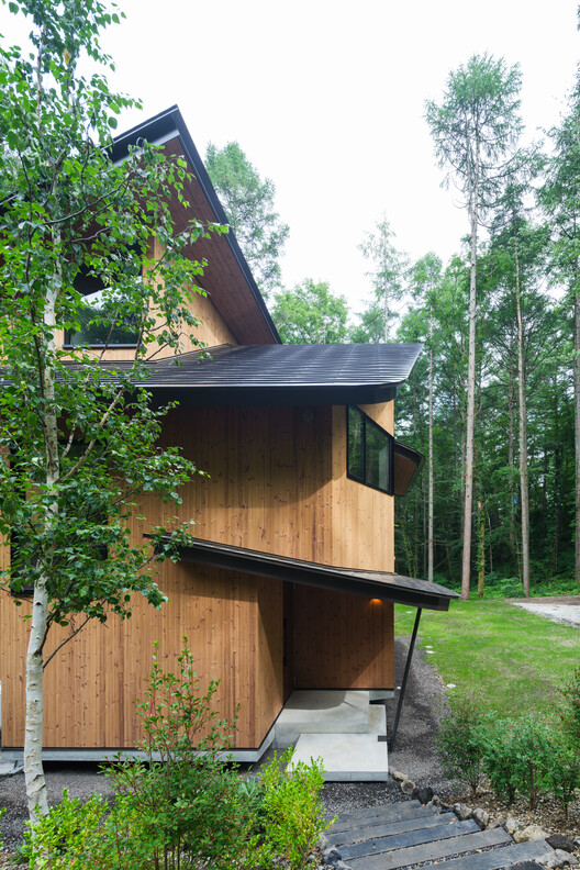 Клубная вилла Кюкаруизава / Naruse Inokuma Architects — фотография экстерьера, окна