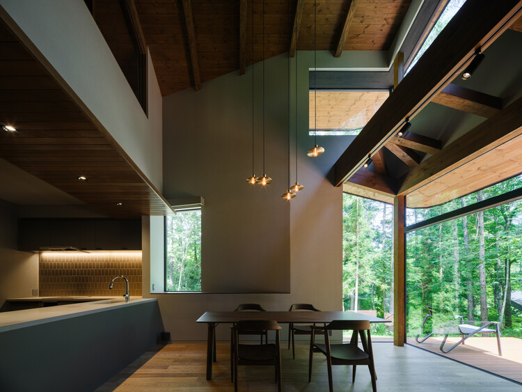 Клубная вилла Кюкаруизава / Naruse Inokuma Architects — фотография интерьера, стол, окна, стул, балка