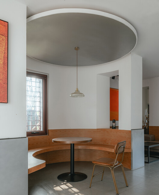 Ban Quan Zhi Ye B&B and Camp / DL Atelier - Фотография интерьера, стол, дерево, окна, стул