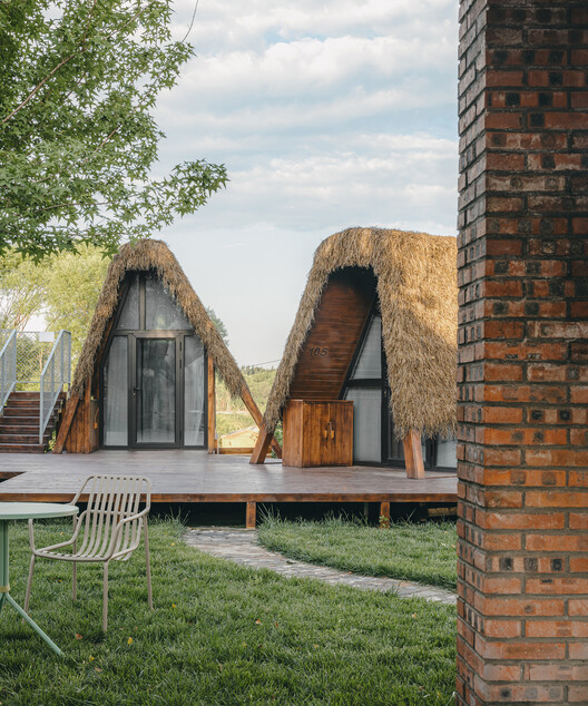 Ban Quan Zhi Ye B&B and Camp / DL Atelier - Фотография экстерьера, окна, стул