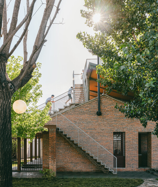 Ban Quan Zhi Ye B&B and Camp / DL Atelier - Фотография экстерьера, окна, лестница, фасад