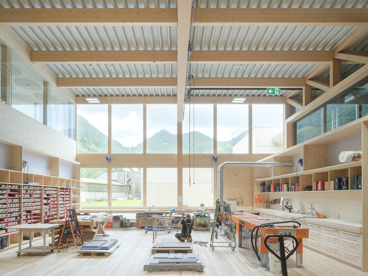 Столярная мастерская Rüscher / Simon Moosbrugger Architekt - Фотография интерьера, стол, окна, балка