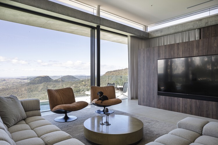 Cliffhanger House / Joe Adsett Architects — фотография интерьера, гостиная, окна, стол
