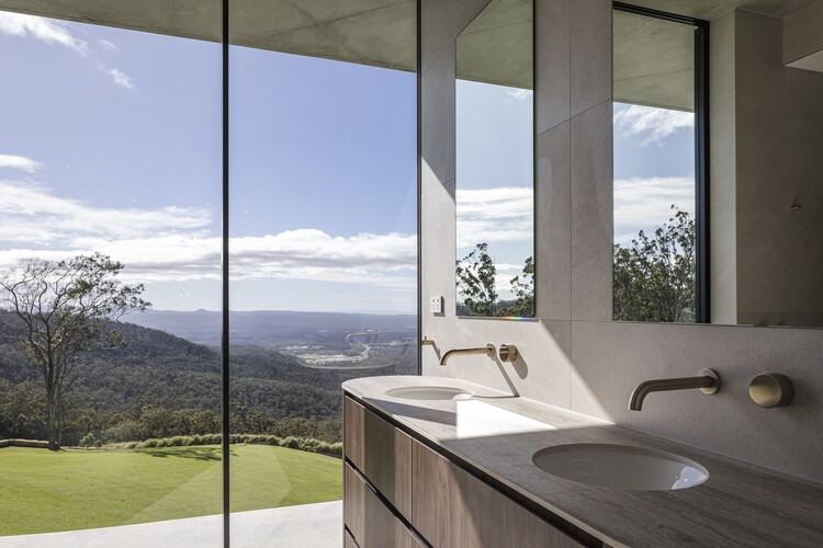 Cliffhanger House / Joe Adsett Architects — Фотография интерьера, ванная комната, раковина, окна