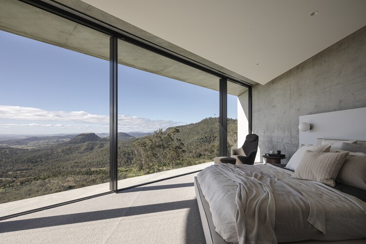 Cliffhanger House / Joe Adsett Architects — Фотография интерьера, спальня, окна, кровать